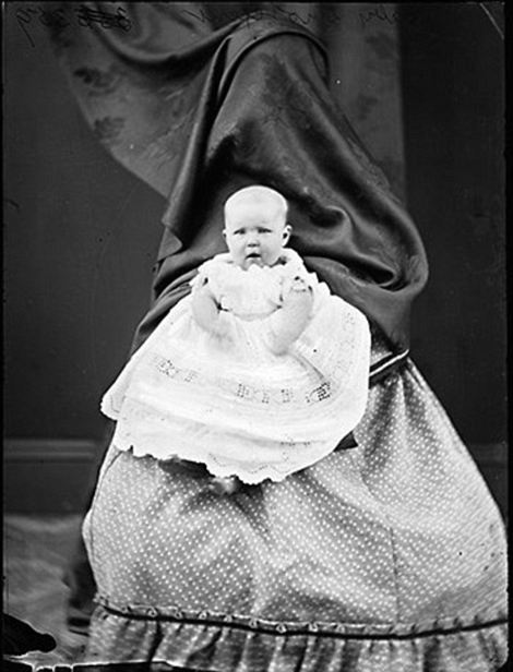 Hidden-Mother-Photographs-Victorian-curtain